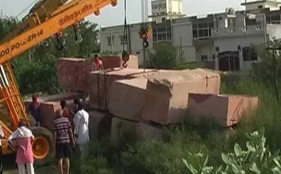 अयोध्या पहुंचा पत्थर से भरा ट्रक, वीएचपी बोली- जल्द होगा राम मंदिर का निर्माण