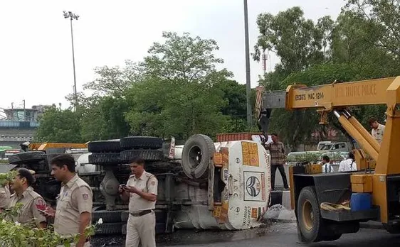 दिल्लीः मूलचंद में पलटा तेल टैंकर, पानी की तरह बहा पेट्रोल