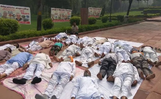 अंतर्राष्ट्रीय योग दिवस: कांग्रेस और किसान का प्रदर्शन, शवासन से सरकार का विरोध