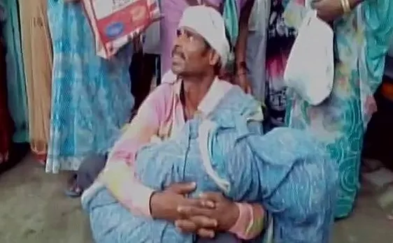 UP: नहीं मिली सरकारी एंबुलेंस, जली हुई बहन को गोद में लेकर भटकता रहा भाई