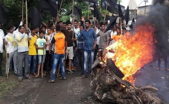 महाराष्ट्र के थाने-बदलापुर हाईवे पर भूमि अधिग्रहण को लेकर किसानों का हिंसक आंदोलन, गाड़ियों में लगाई आग