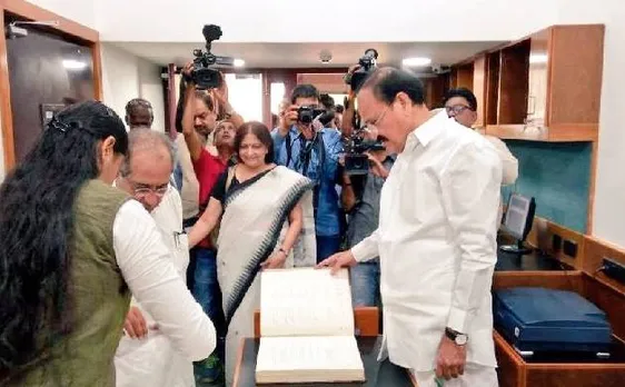 वेंकैया नायडू को शशि थरूर का जवाब, कहा- नहीं थोप सकते हिंदी