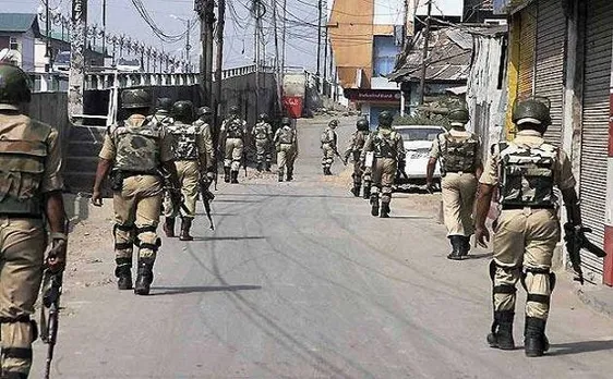 श्रीनगर में CRPF काफिले पर लश्कर का आतंकी हमला, एक जवान शहीद, स्कूल में छिपे आतंकी
