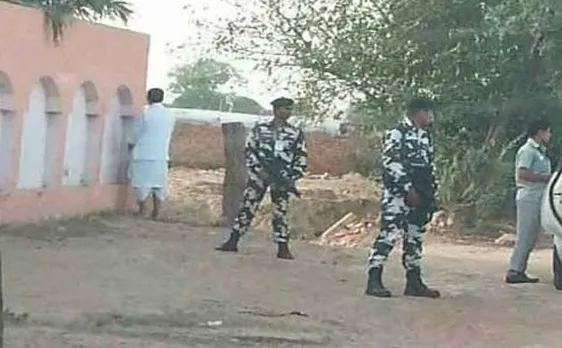 खुले में टॉयलेट करते दिखे पीएम मोदी के मंत्री, फोटो हुआ वायरल