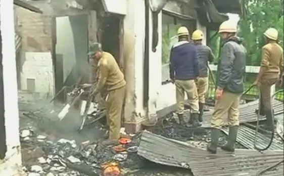 दार्जिलिंग: गोरखालैंड की मांग पर उग्र हुए समर्थक, पीडब्लूडी दफ्तर फूंका, बच्चों ने भी निकाली रैली