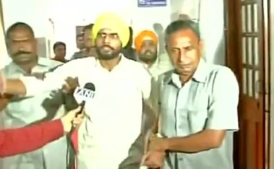 दिल्ली विधानसभा में दो युवकों ने मचाया हंगामा, आप विधायकों ने की पिटाई