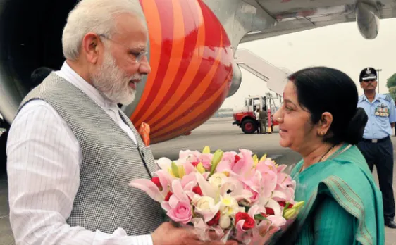 पुर्तगाल, अमेरिका और नैदरलैंड्स की यात्रा के बाद स्वदेश लौटे पीएम मोदी, सुषमा ने किया स्वागत