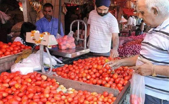 दिल्ली: टमाटर की कीमत आसमान पर, 70-80 रुपये प्रति किलो है भाव
