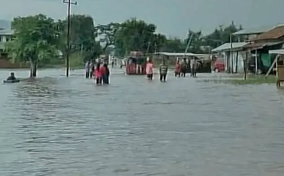 Video: देश में भारी बारिश से कई जगहों पर बाढ़ के हालात, पानी में बह गई बाइक्स