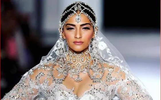 Paris Fashion Week| व्हाइट ब्राइडल गाउन में सोनम कपूर ने रैम्प पर ढाया कहर