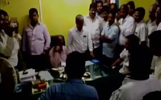 महाराष्ट्र: कांग्रेस विधायक नितेश राणे ने अधिकारी पर फेंकी मछली (Video)