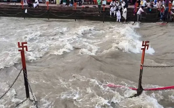उत्तर प्रदेश: भारी बारिश से कई नदियां खतरे के निशान से ऊपर, गंगा भी उफान पर