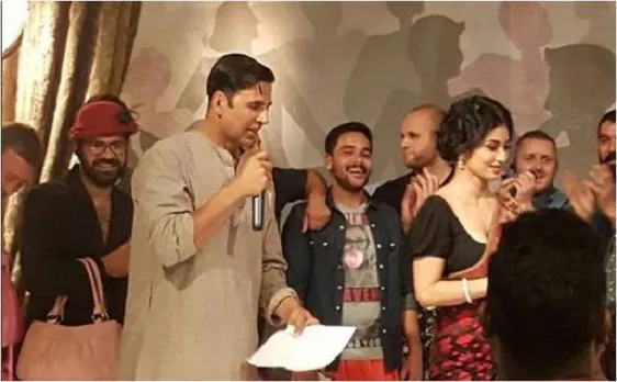 InPics: मौनी रॉय ने अक्षय कुमार संग शुरू की 'गोल्ड' की शूटिंग, इस नए लुक में आये नजर