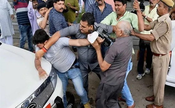 तेजस्वी यादव की पत्रकारों से मारपीट पर सफाई, वीडियो ट्वीट कर कहा- देखो लालू के बेटे की गुंडागर्दी