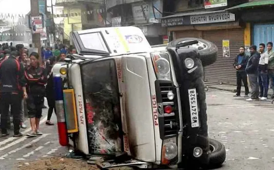 दार्जिलिंग हिंसाः गोरखालैंड समर्थकों ने रेलवे स्टेशन,जीटीए कार्यालय में लगाई आग, सरकारी वाहनों को भी किया क्षतिग्रस्त