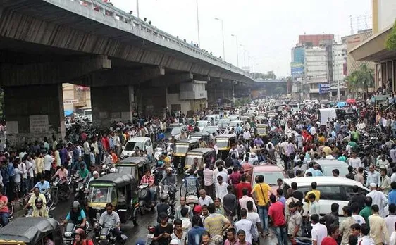 कपड़े पर GST के विरोध में सूरत में कारोबारियों ने निकाला 'मूक मार्च', लाखों लोग हुए शामिल