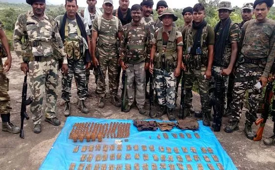 झारखंड: नक्सलियों के खिलाफ कड़ी कार्रवाई, भारी मात्रा में हथियार जब्त