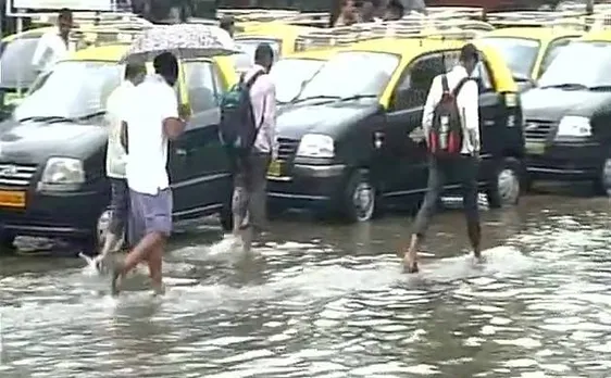 मुंबई में भारी बारिश से जनजीवन अस्त-व्यस्त, कई इलाकों में लगा भीषण जाम