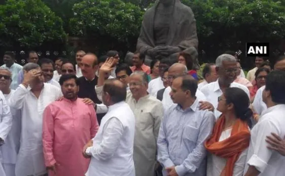 कांग्रेस ने की सांसदों का निलंबन वापस लेने की अपील, स्पीकर पर लगाया सरकार के दबाव में काम करने का आरोप