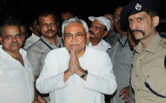 नीतीश कुमार ने राज्यपाल से मिल सरकार बनाने का दावा किया पेश