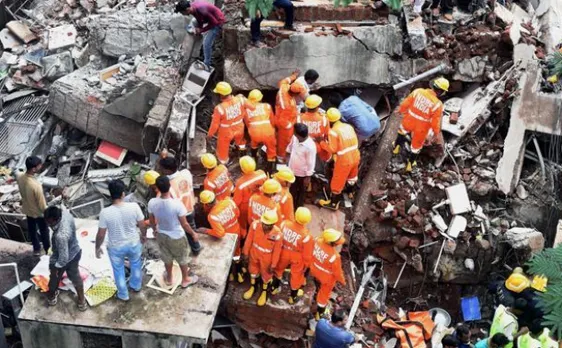 मुंबई: घाटकोपर में इमारत गिरने का मामला विधानसभा में गरमाया, मरने वालों की संख्या बढ़कर हुई 17