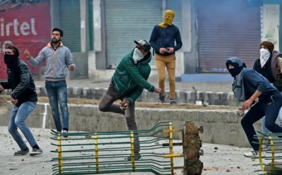 पाकिस्तान व्हाट्सअप ग्रुप से कश्मीर में फैला रहा है आतंकवाद, NIA ने किया खुलासा