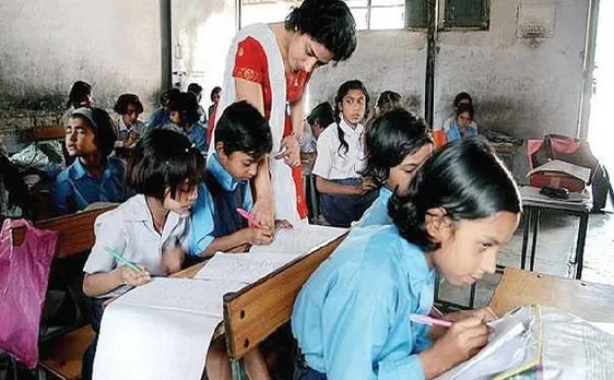 सुप्रीम कोर्ट के फैसले से नाराज़ शिक्षा मित्र, यूपी सरकार ने जताई सांत्वना, कहा- धैर्य रखें