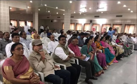 ताबड़तोड़ इस्तीफे से घबराई कांग्रेस, गुजरात से बेंगलुरू भेजे गए पार्टी के सभी विधायक