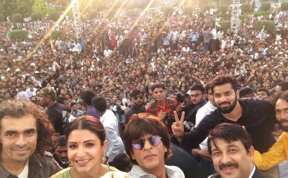 वीडियो: जब अनुष्का को रिझाने के लिए शाहरुख ने मनोज तिवारी की सलाह पर गाया 'इंडिया टॉप लागेलू'