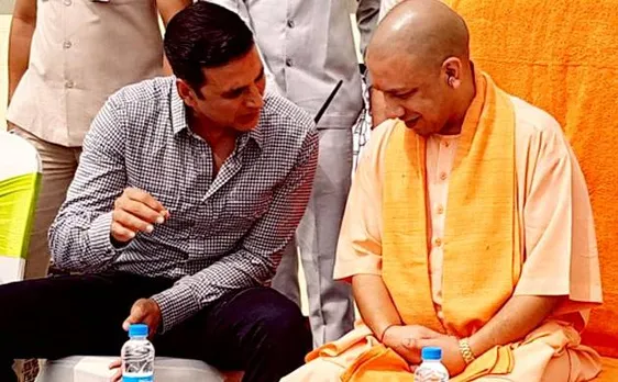 यूपी में टैक्स फ्री हुई 'टॉयलेट: एक प्रेम कथा', सीएम योगी के साथ अक्षय कुमार ने सफाई अभियान में लिया हिस्सा