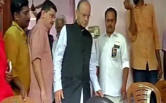 केरल: हिंसा में मारे गए RSS कार्यकर्ता के परिजनों से मिले जेटली, पढ़िए दिन की 10 बड़ी खबरें