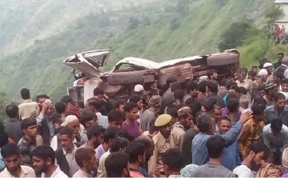 जम्मू-कश्मीर: 200 फीट गहरी खाई में गाड़ी गिरने से 10 लोगों की मौत, 15 घायल