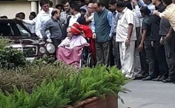अभिनेता दिलीप कुमार को मुबंई के लीलावती से मिली छुट्टी
