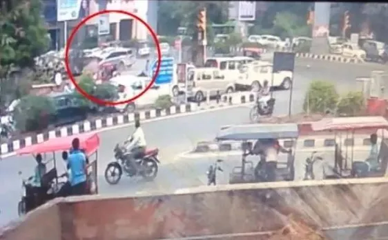 Video: तेज रफ्तार  एसयूवी कार ने स्कूटी को मारी टक्कर, सीसीटीवी में कैद हुई घटना