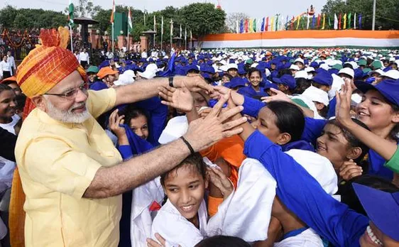 VIDEO: प्रोटोकॉल तोड़ बच्चों के बीच पहुंचे पीएम मोदी, हाथ मिलाने की लगी होड़