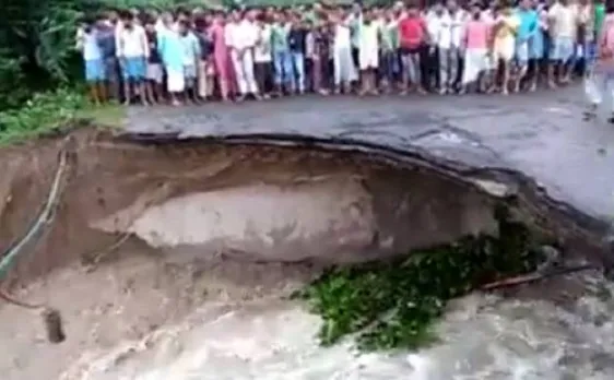 बिहार: अररिया में बाढ़ का भयानक मंजर, पुल सहित महिला और उसके बच्चे बहे