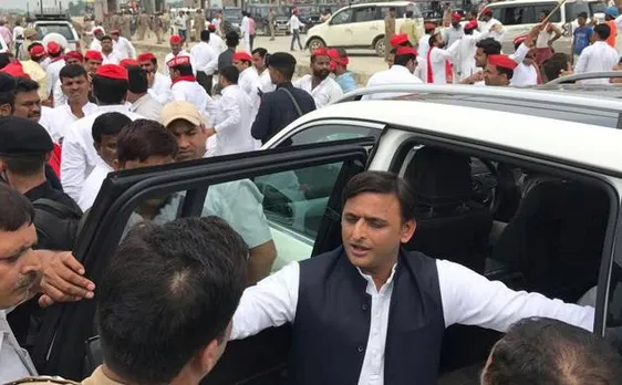 अखिलेश की हिरासत के बाद यूपी में समाजवादी कार्यकर्ताओं का हंगामा, औरेया जाने के दौरान रोके गए थे पूर्व मुख्यमंत्री