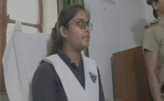 इलाहाबाद: यूपी पुलिस की अनोखी पहल, 10वीं की छात्रा एक दिन के लिए बनी SHO