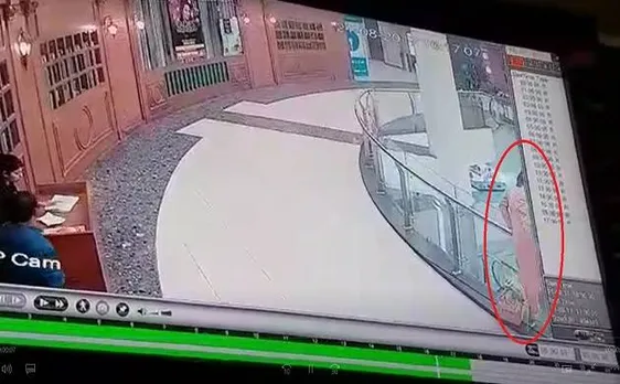 VIDEO: भोपाल के डीबी मॉल में फोन पर बात करते हुए अचानक दूसरी मंजिल से कूदी महिला, मौत