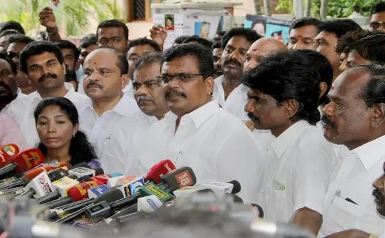 राजनीतिक संकट की ओर तमिलनाडु, दिनाकरन ने पलानीसामी के मंत्री को AIADMK से निकाला