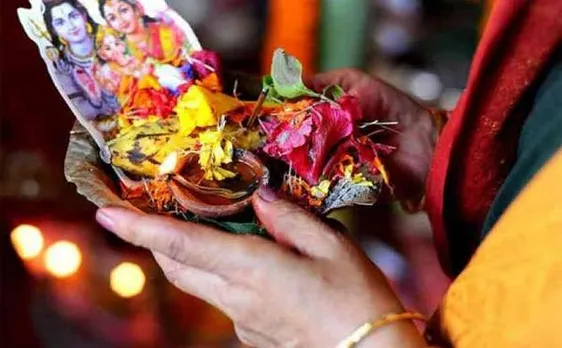 Hartalika Teej 2017: पति की लंबी उम्र के लिए रखें हरितालिका तीज का व्रत, पढ़ें पूजन विधि