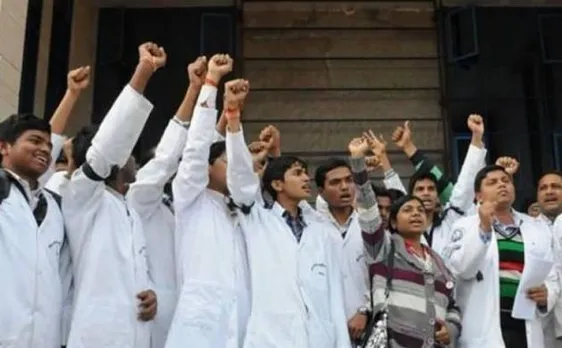 सफदरजंग हॉस्पिटल के डॉक्टरों की अनिश्चितकालीन हड़ताल, इलाज पर पड़ेगा असर