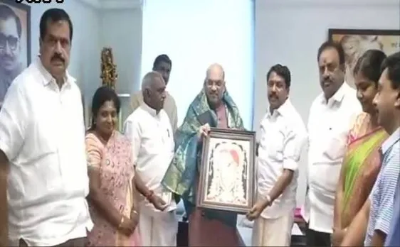AIADMK को झटका, अमित शाह की मौजूदगी में बीजेपी में शामिल हुए पार्टी के 15 नेता