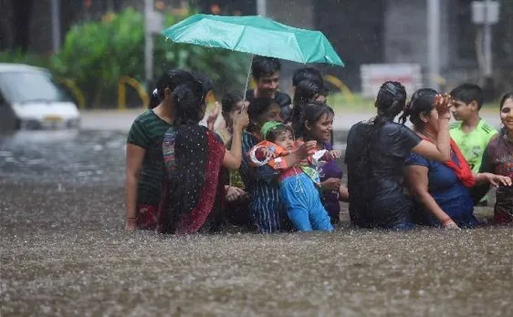 बारिश के बाद लोगों ने की BMC की धुलाई, ट्विटर पर मदद के लिए आगे आए मुंबईकर