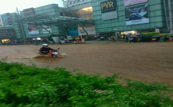 मुंबई बारिशः  3 की मौत, स्कूल कॉलेज बंद,  लोगों को घर में रहने की सलाह