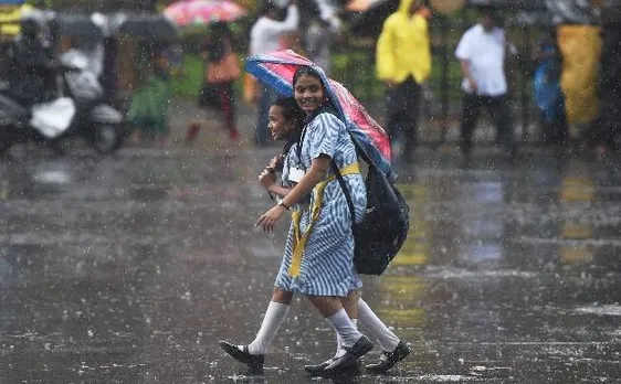 मुंबई बारिशः शिवसेना ने की बीएमसी की तारीफ, तीन की मौत