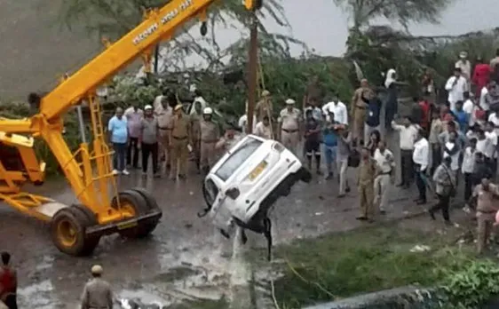 दिल्ली: गाजीपुर में कूड़े का पहाड़ ढहने से 3 की मौत, CM केजरीवाल ने बताया 'अपराध'