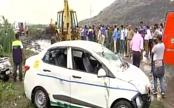 दिल्ली के गाजीपुर में कूड़े के पहाड़ का हिस्सा टूटा, तीन लोगों की मौत, पांच लोग बचाए