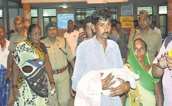 यूपी: फर्रुखाबाद में गोरखपुर जैसा हादसा, ऑक्सीजन की कमी से 49 बच्चों की मौत, CMO के खिलाफ FIR