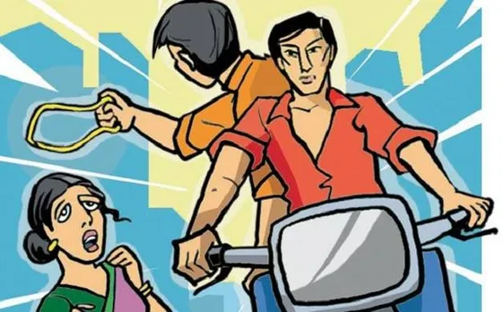 गाजियाबाद: घर के सामने महिला के साथ हुई चेन स्नैचिंग, सीसीटीवी में कैद हुए बदमाश